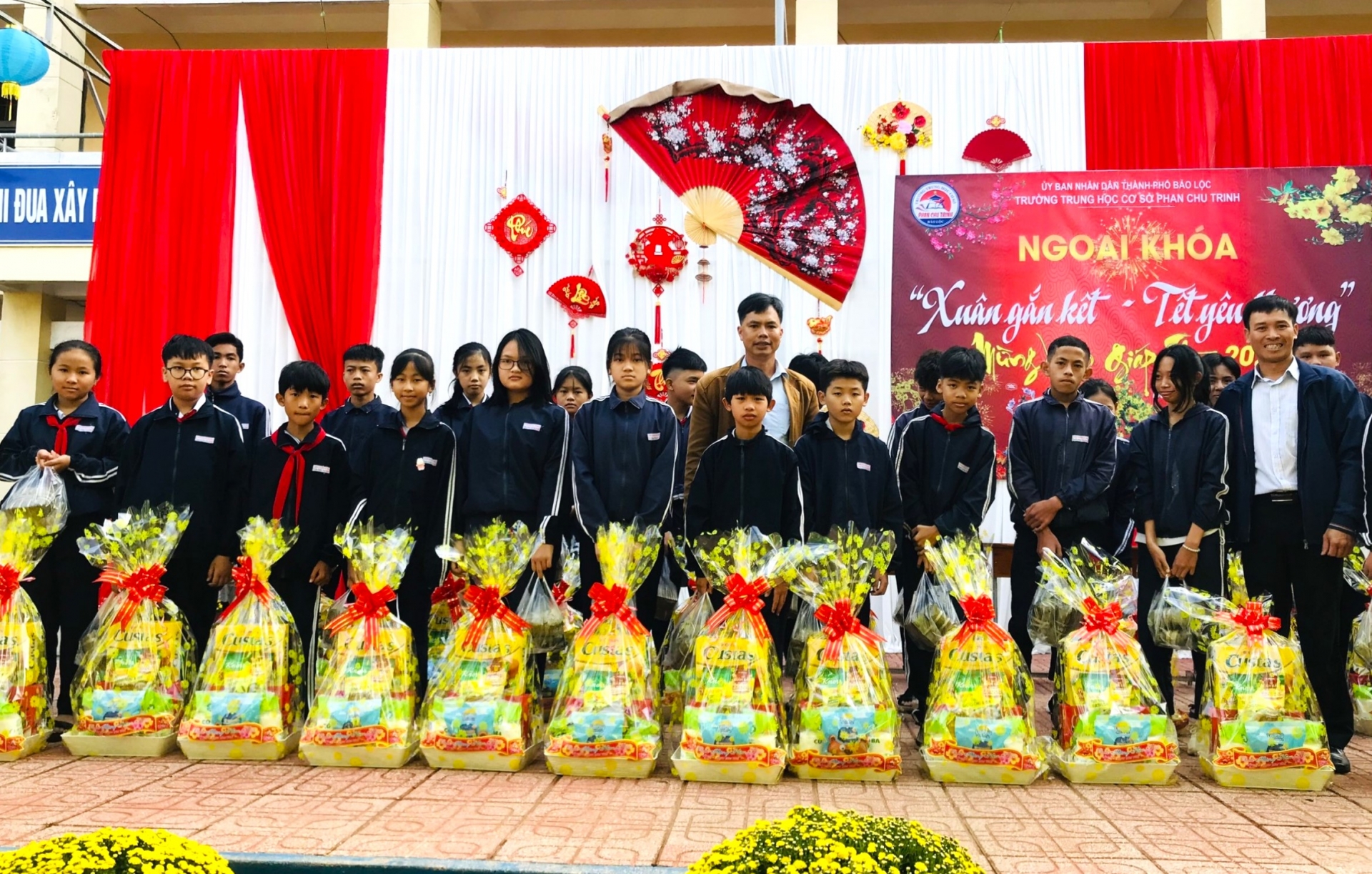 Bảo Lộc: Hơn 1.000 phần quà Tết đến với học sinh khó khăn