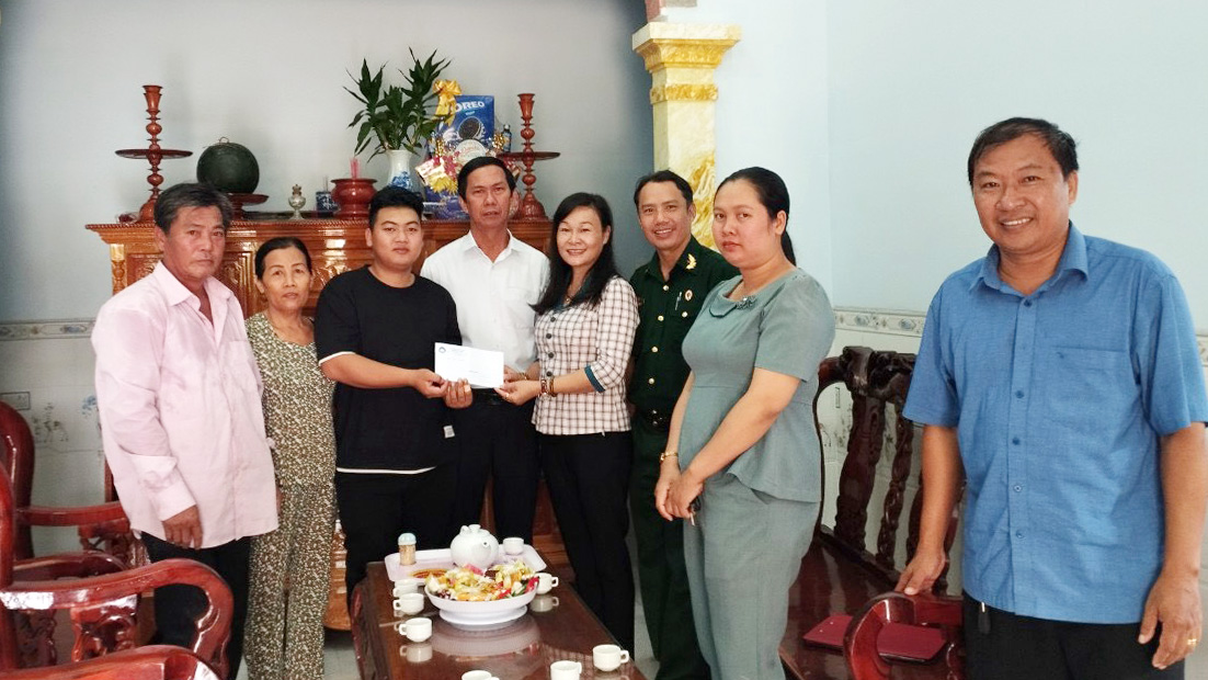 Đảng viên trẻ hăng hái lên đường nhập ngũ