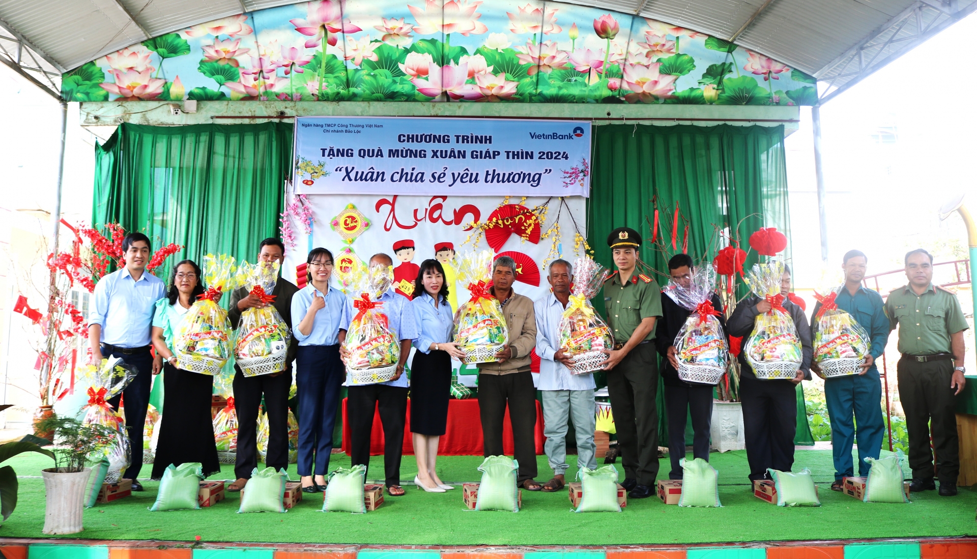 Công an TP Bảo Lộc trao tặng quà Tết cho bà con đồng bào dân tộc thiểu số khó khăn