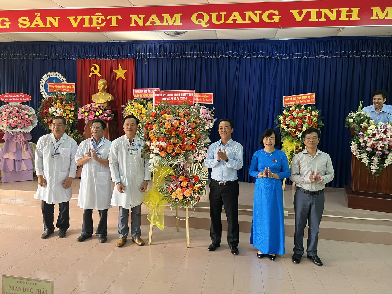Lãnh đạo huyện Đạ Tẻh thăm, chúc mừng Trung tâm Y tế huyện nhân Ngày Thầy thuốc Việt Nam