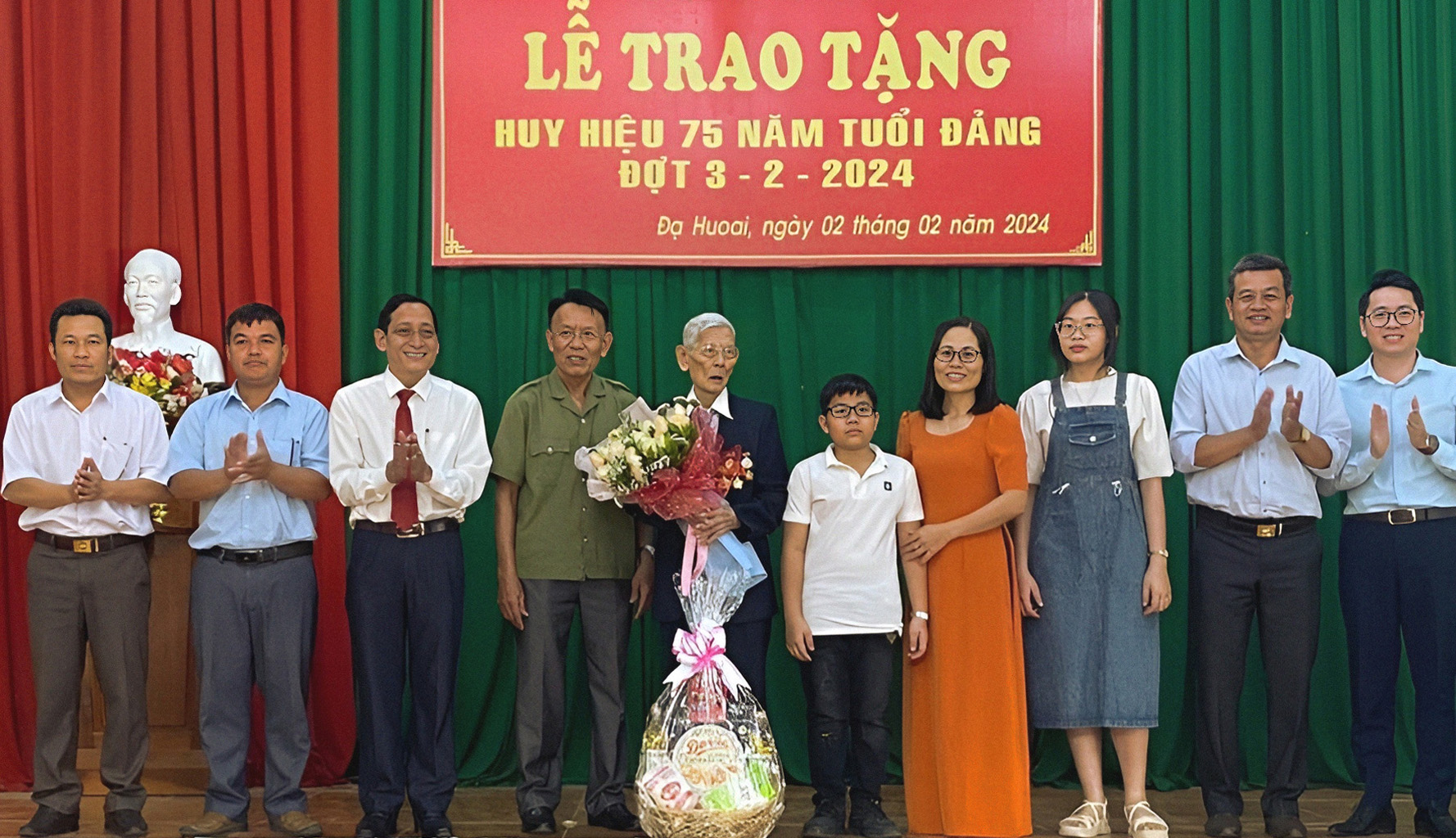 Đạ Huoai: Trao Huy hiệu Đảng đợt 3/2 cho 12 đảng viên