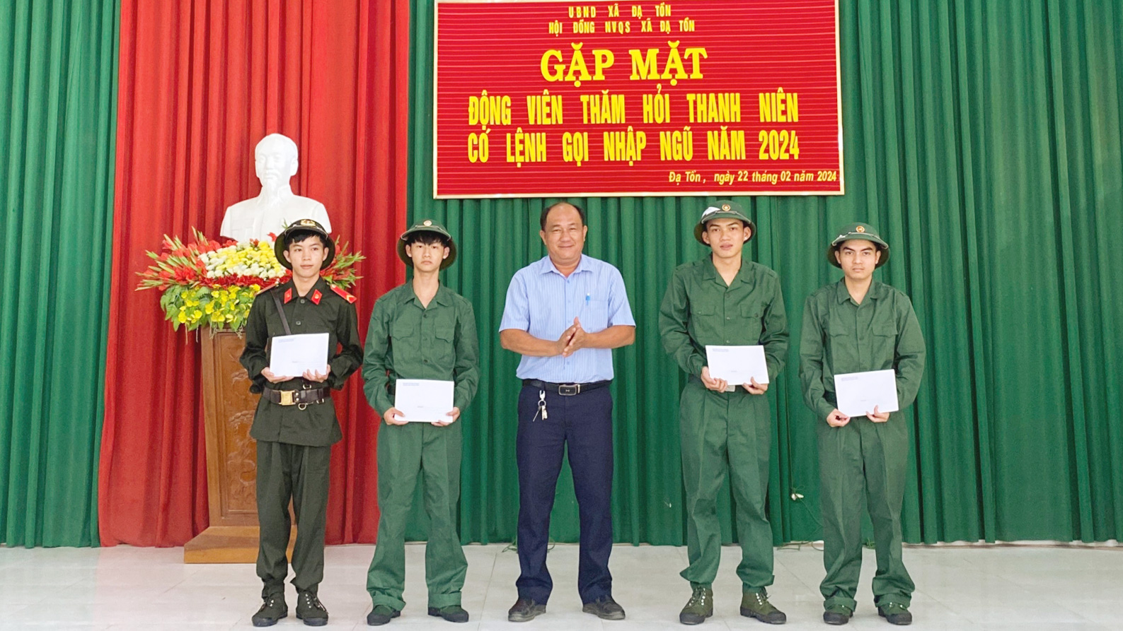 Đạ Huoai: Động viên, tặng quà thanh niên lên đường nhập ngũ