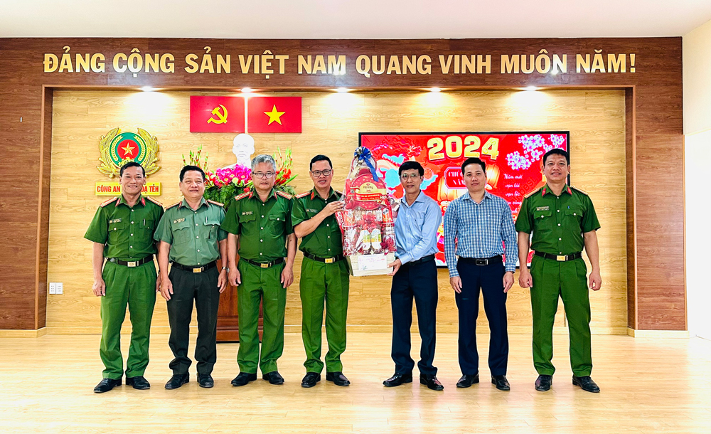 Lãnh đạo huyện Đạ Tẻh thăm, chúc Tết các cơ quan, đơn vị