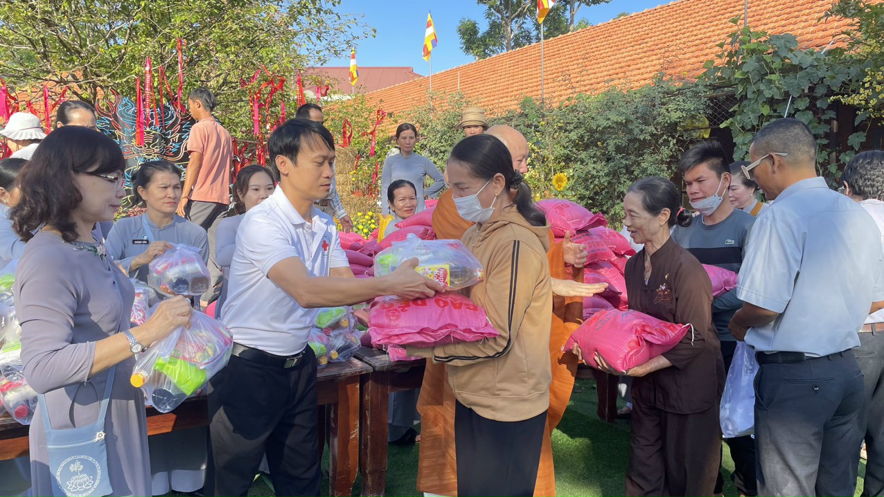 Đạ Tẻh: Trao 400 suất quà đầu xuân cho người dân khó khăn