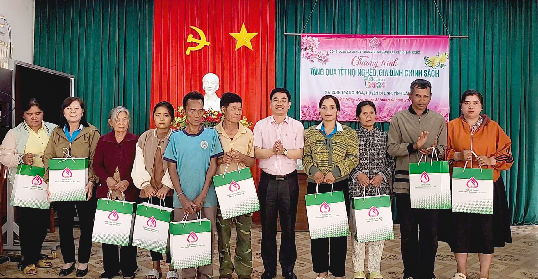 Ngân hàng Chính sách xã hội tặng quà Tết gia đình khó khăn