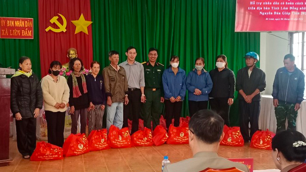 Di Linh: Trao quà Tết của Quân khu 7 và tổ chức chương trình “Tết quân dân – Xuân chiến sĩ” ở xã Liên Đầm