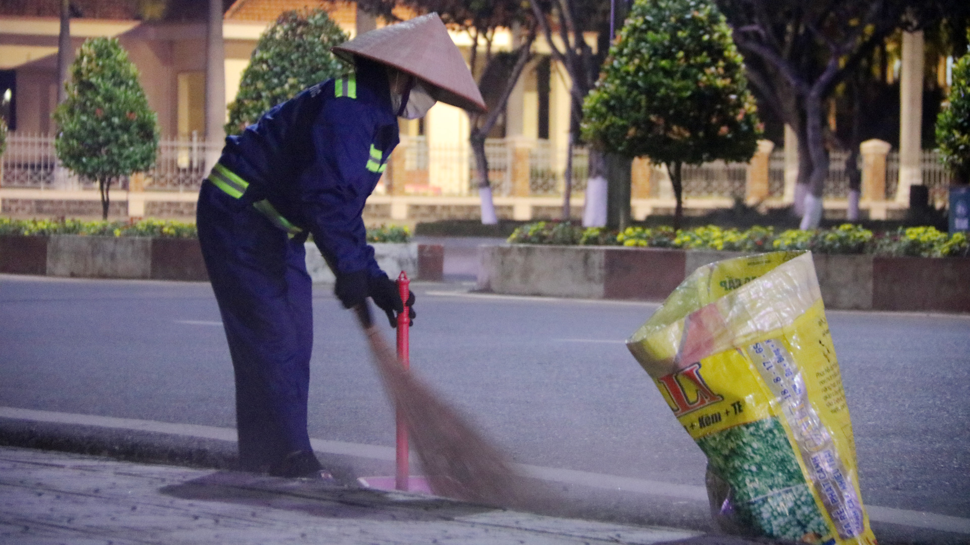 Thầm lặng làm đẹp những con đường