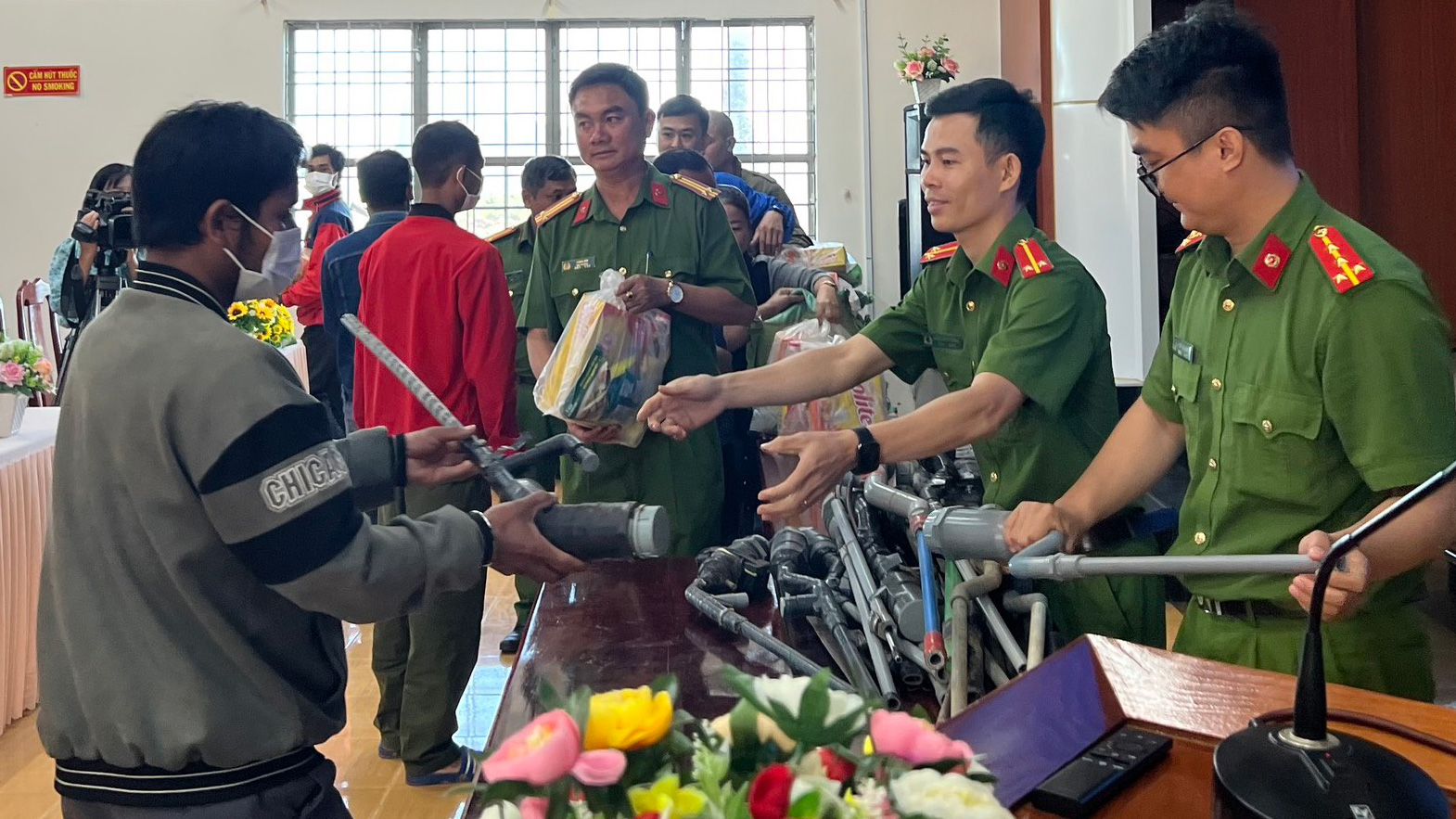Di Linh: Đẩy mạnh thu hồi vũ khí, vật liệu nổ trong vùng đồng bào DTTS
