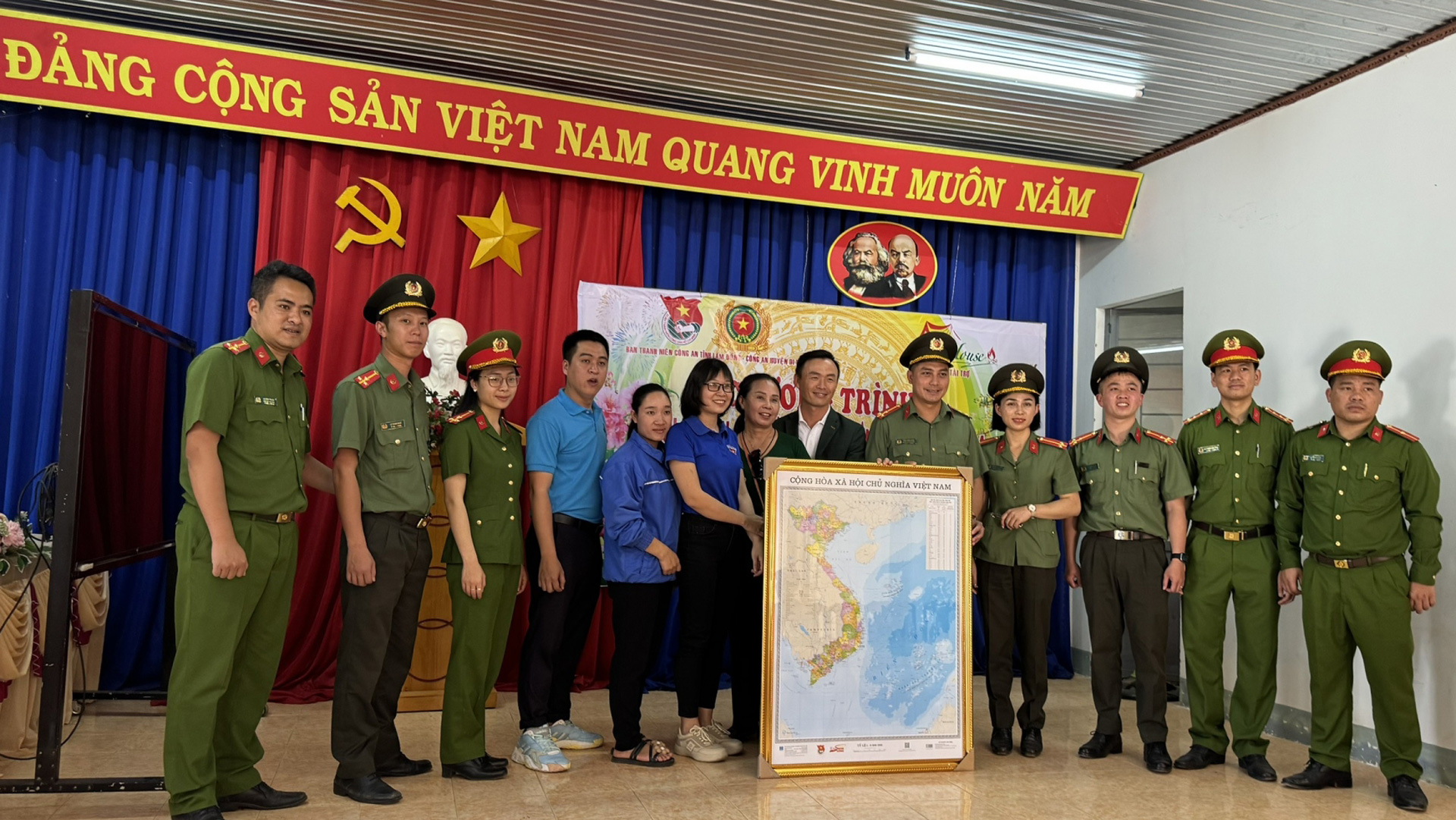 Tuổi trẻ Công an huyện Di Linh hưởng ứng cuộc vận động "Tự hào một dải non sông"