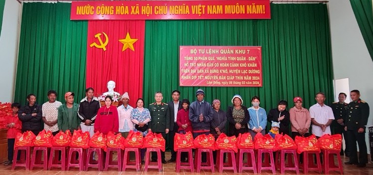 Trao quà Tết của Quân khu 7 cho các hộ khó khăn ở xã Đưng K’Nớ