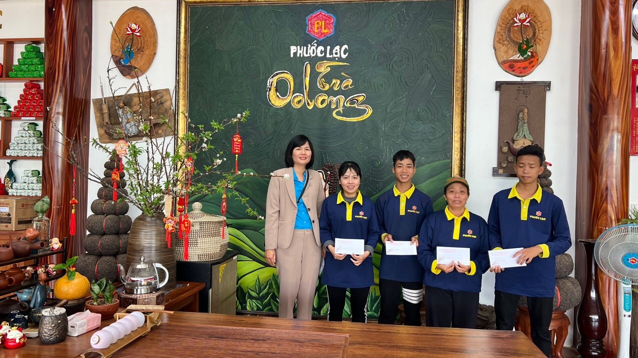 Công đoàn ngành Nông nghiệp tặng quà Tết người lao động