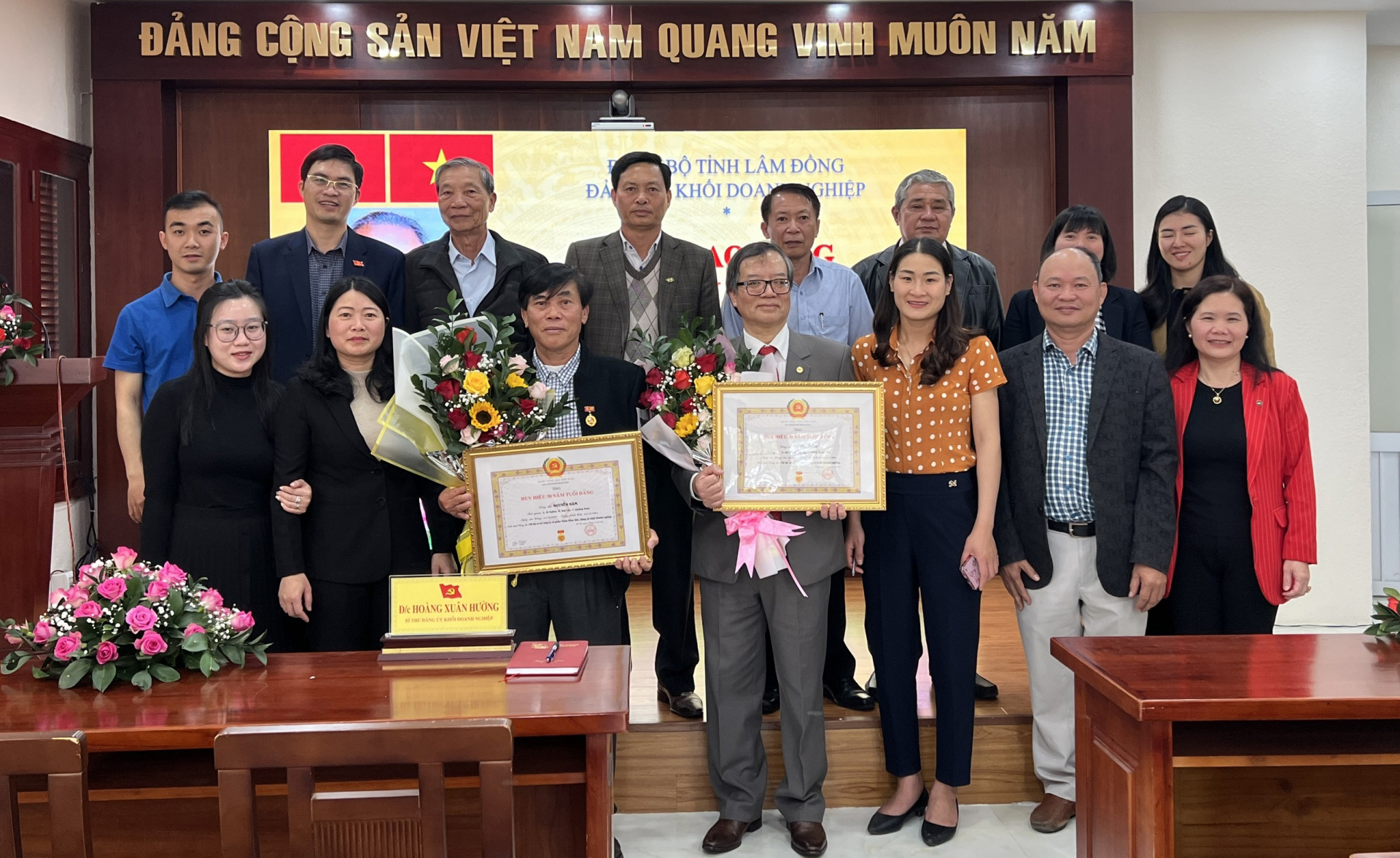 Đảng ủy Khối Doanh nghiệp tỉnh trao Huy hiệu Đảng đợt 3/2