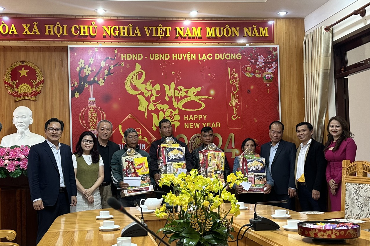 Tặng quà Tết cho hộ nghèo tại xã Đạ Chais