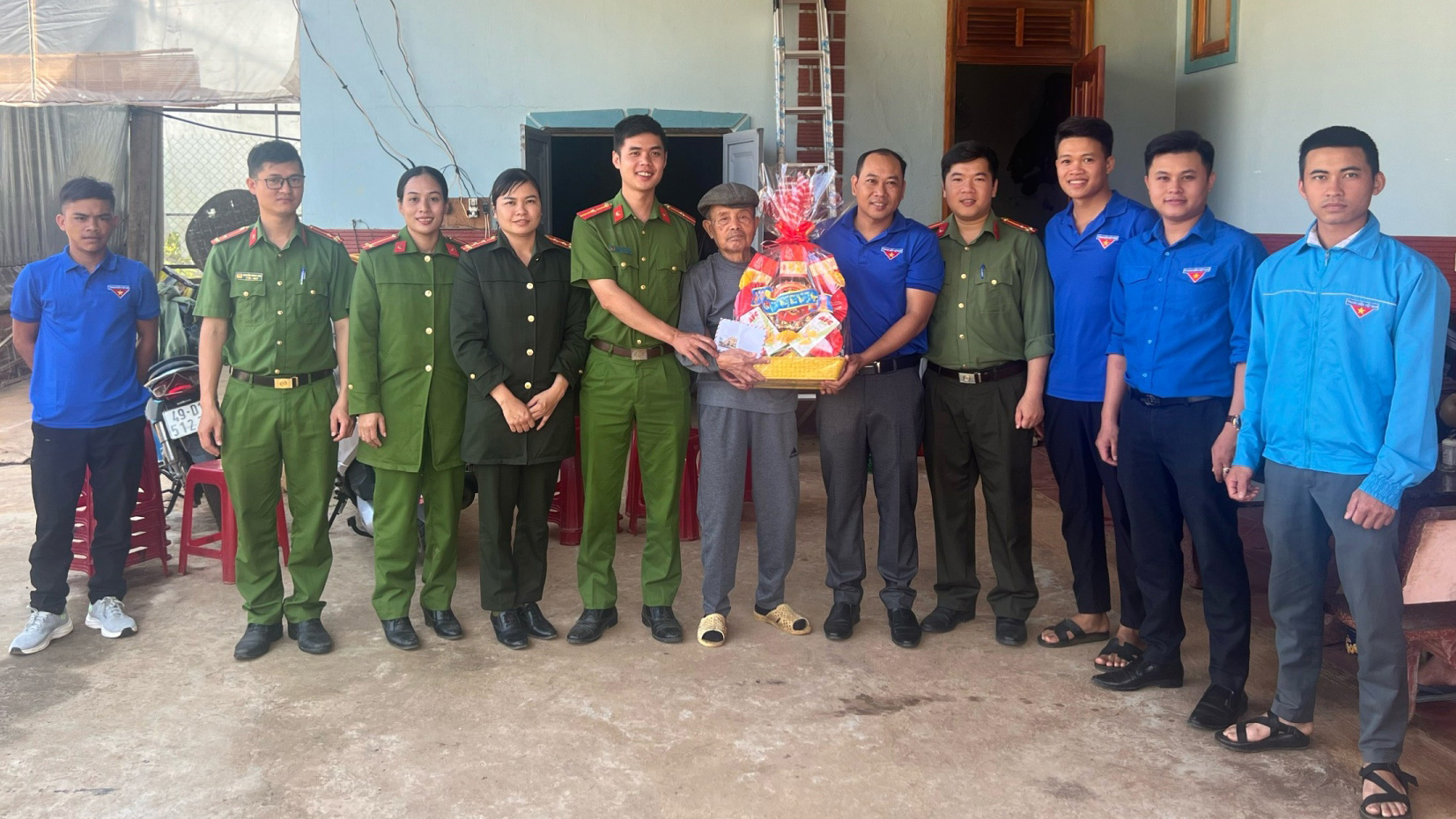 Công an và Huyện Đoàn Lâm Hà tổ chức thăm, tặng quà Tết