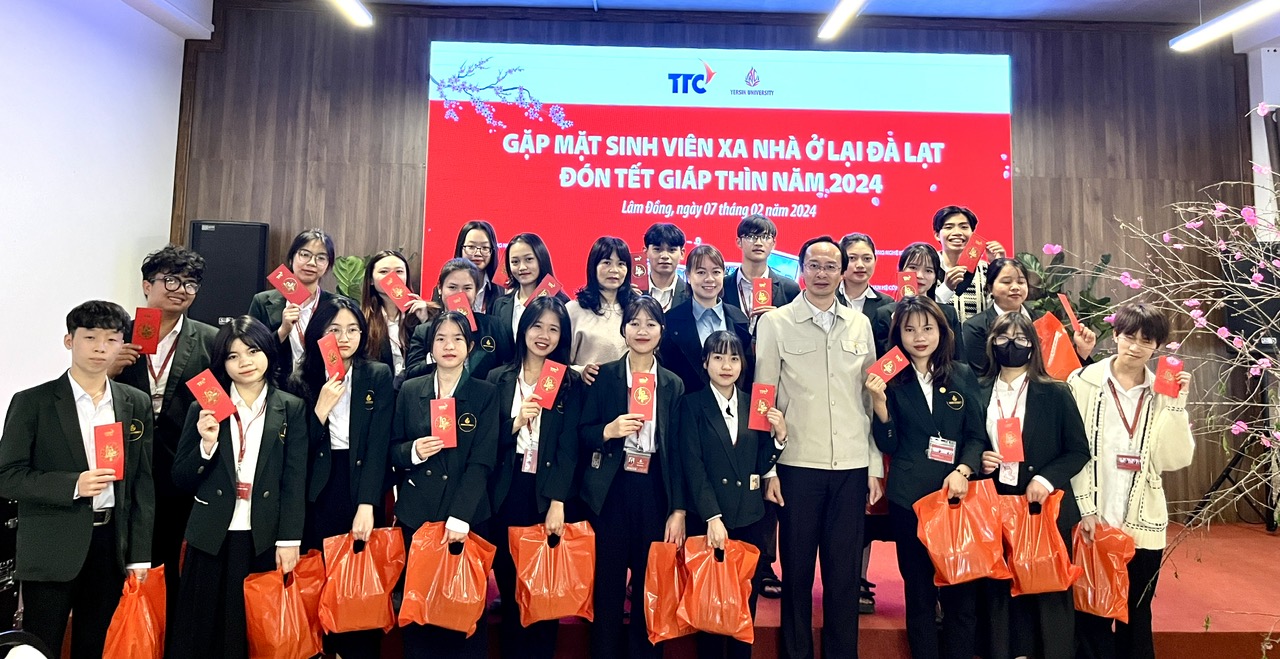 Trường Đại học Yersin Đà Lạt gặp mặt và tặng quà cho sinh viên đón Tết xa nhà