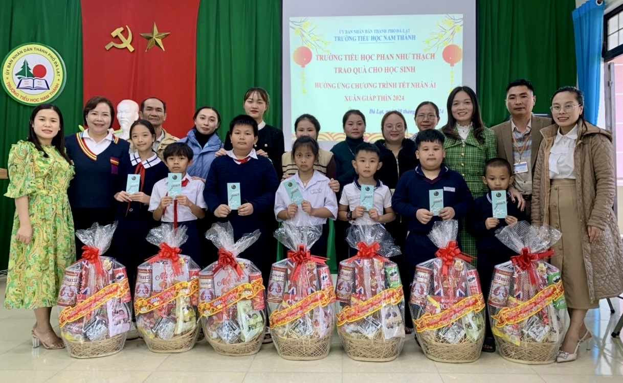 Trao hàng ngàn phần quà Tết cho học sinh có hoàn cảnh khó khăn