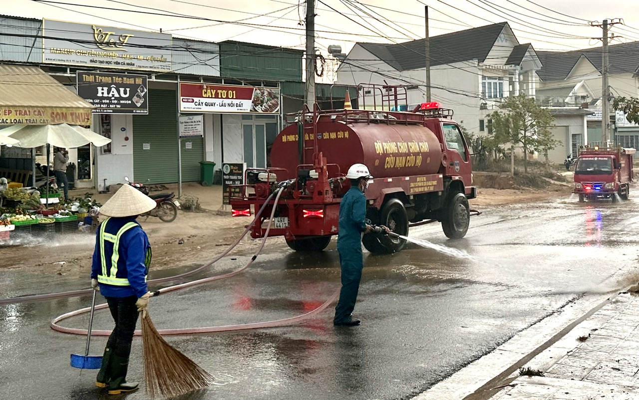 Đội Phòng cháy chữa cháy - Cứu nạn cứu hộ tự quản thị trấn Lạc Dương hỗ trợ vệ sinh đường sá để người dân đón Tết