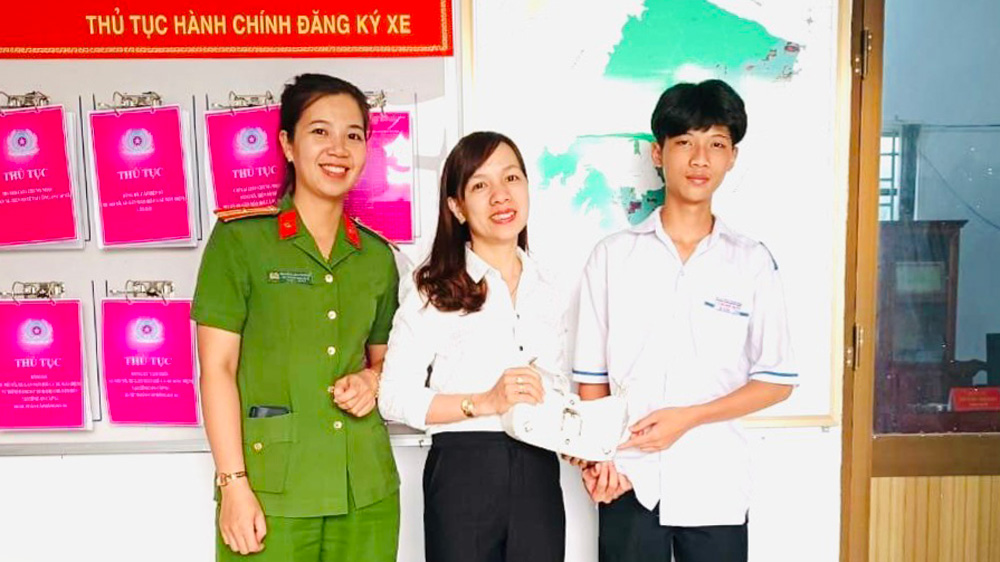 Đạ Tẻh: Nhặt được gần 11 triệu đồng, học sinh lớp 11 tìm cách trả người đánh rơi