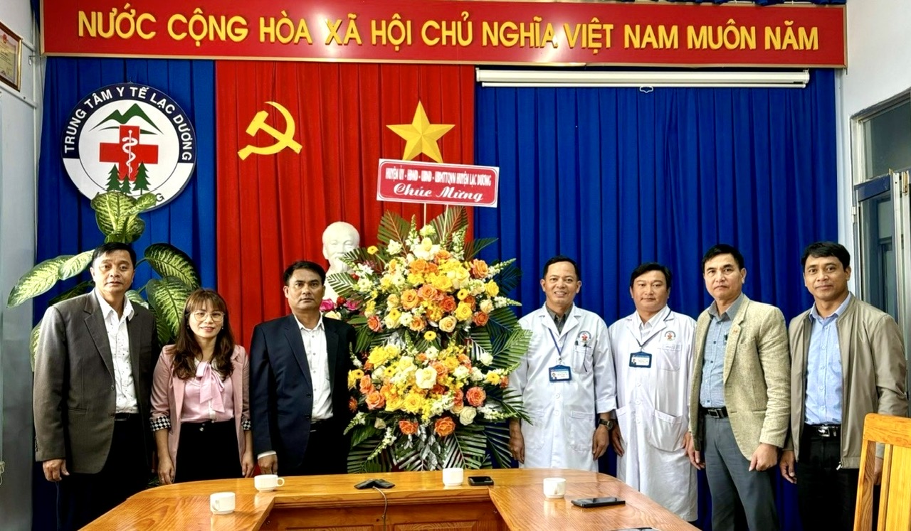 Lạc Dương: Thăm, chúc mừng Ngày Thầy thuốc Việt Nam 27/2