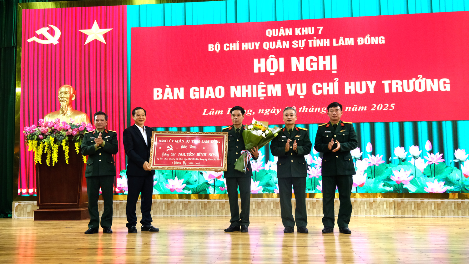 Bàn giao nhiệm vụ Chỉ huy trưởng Bộ Chỉ huy quân sự tỉnh