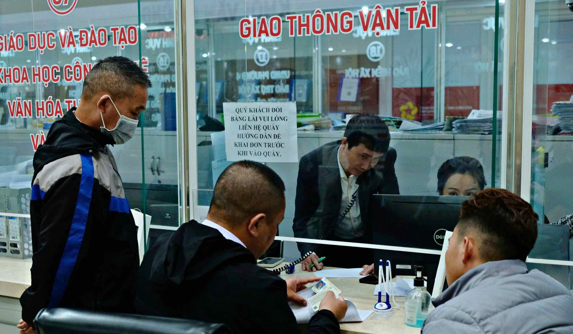 Sở Giao thông Vận tải chỉ ưu tiên cấp đổi giấy phép lái xe sắp hết hạn