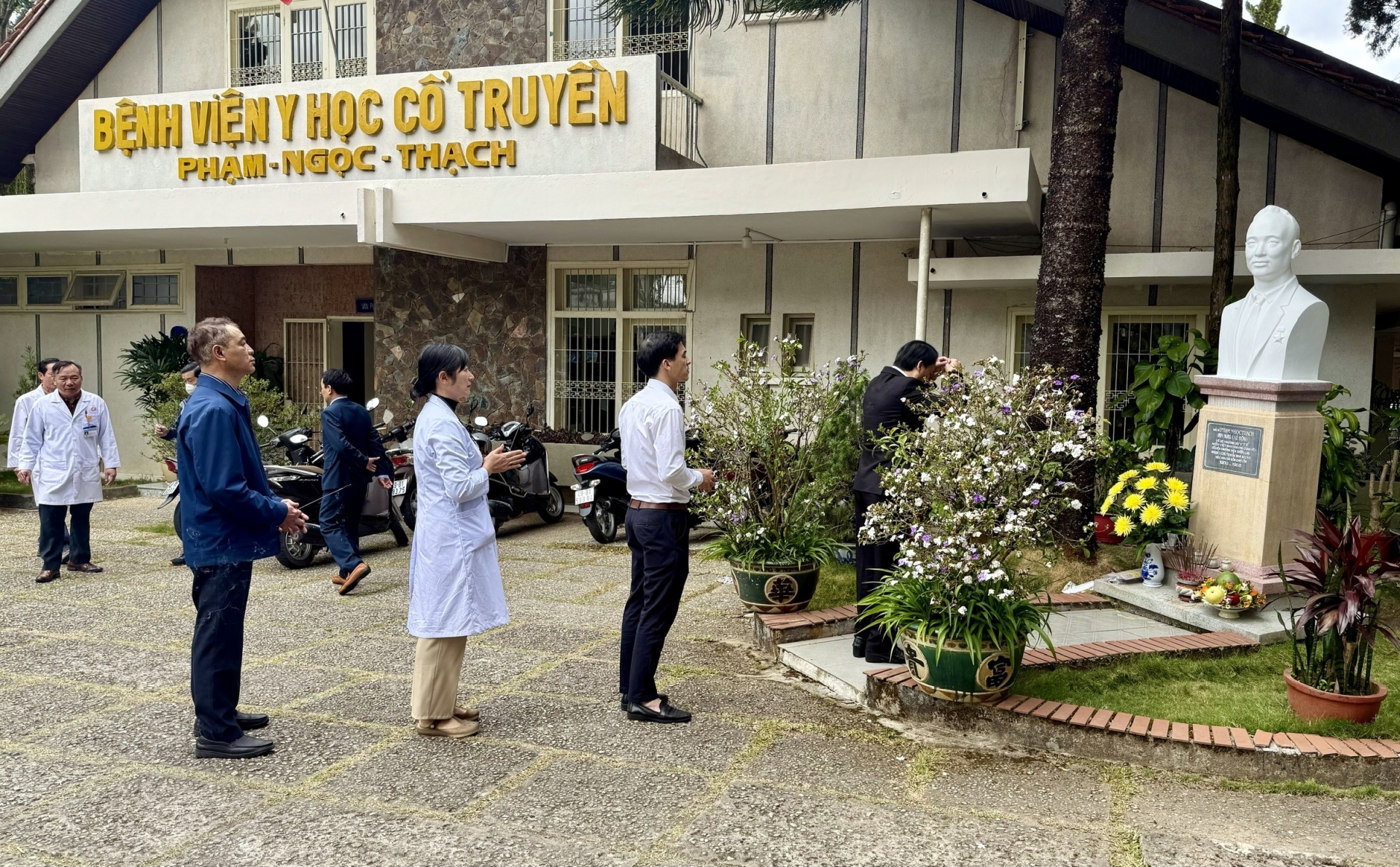 Dâng hương Thiền sư Tuệ Tĩnh và Đại Y tôn Hải Thượng Lãn Ông