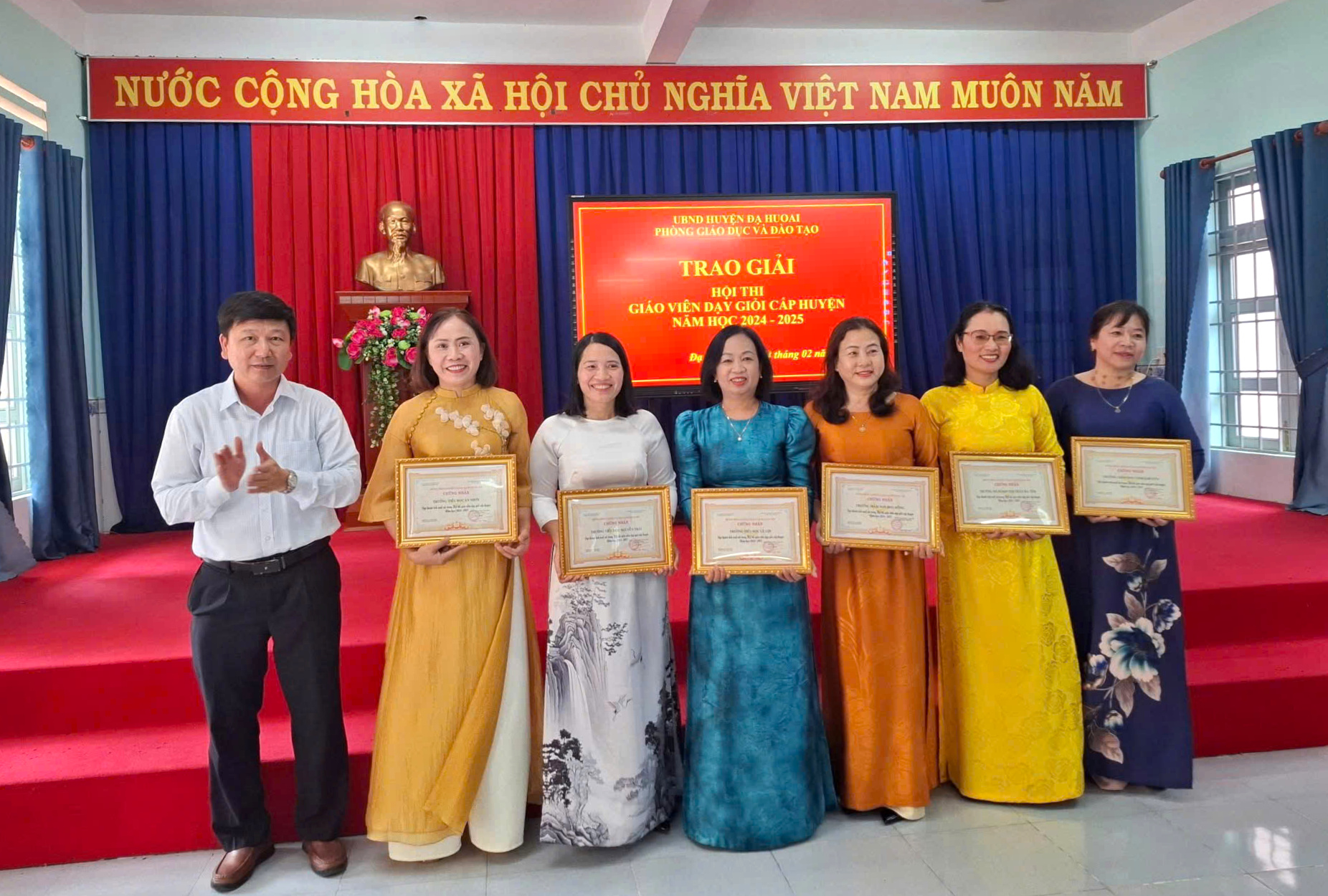Đạ Huoai: Trao chứng nhận giáo viên dạy giỏi cấp huyện