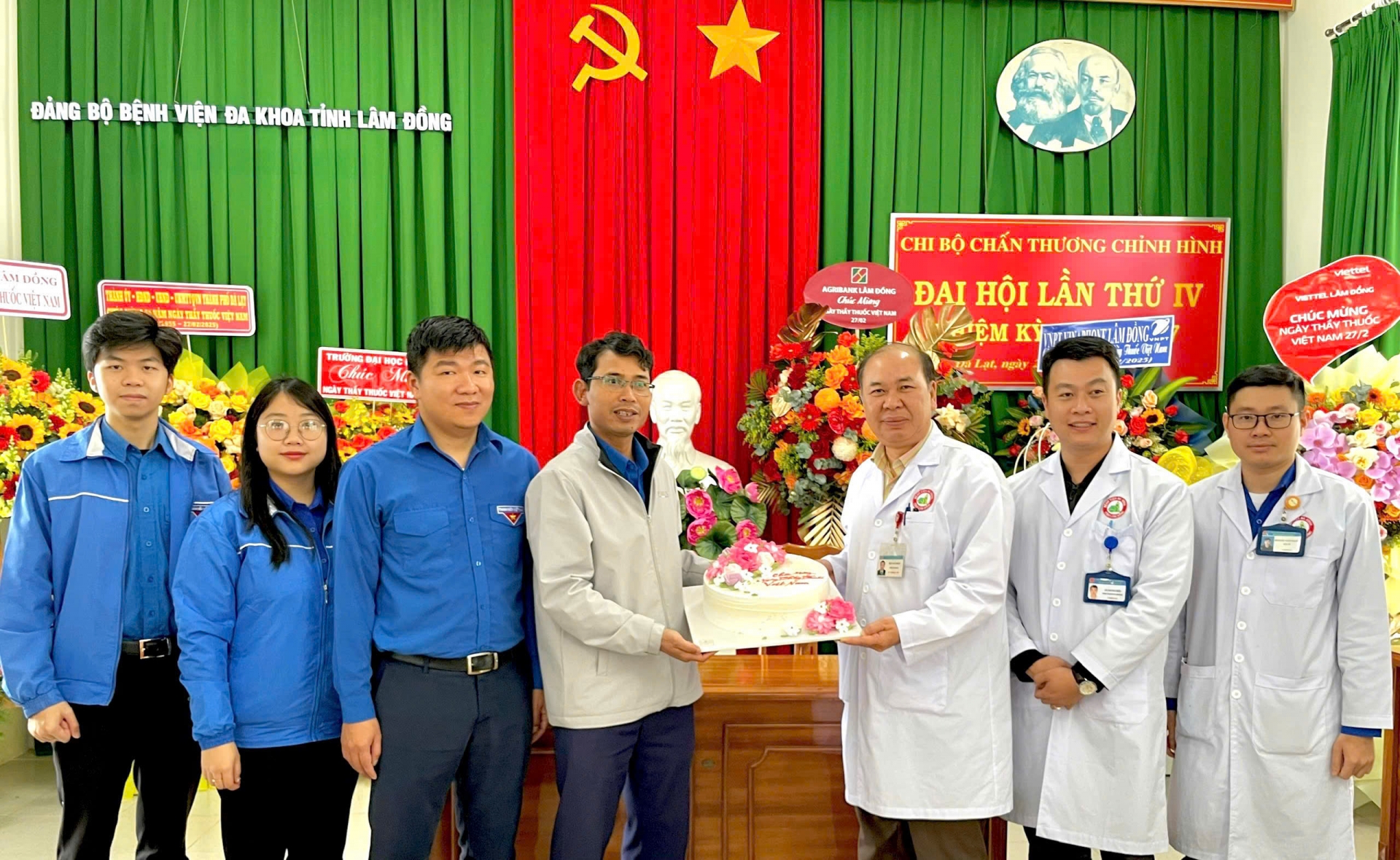 Tuổi trẻ Lâm Đồng thăm, chúc mừng các đơn vị y tế nhân Ngày Thầy thuốc Việt Nam