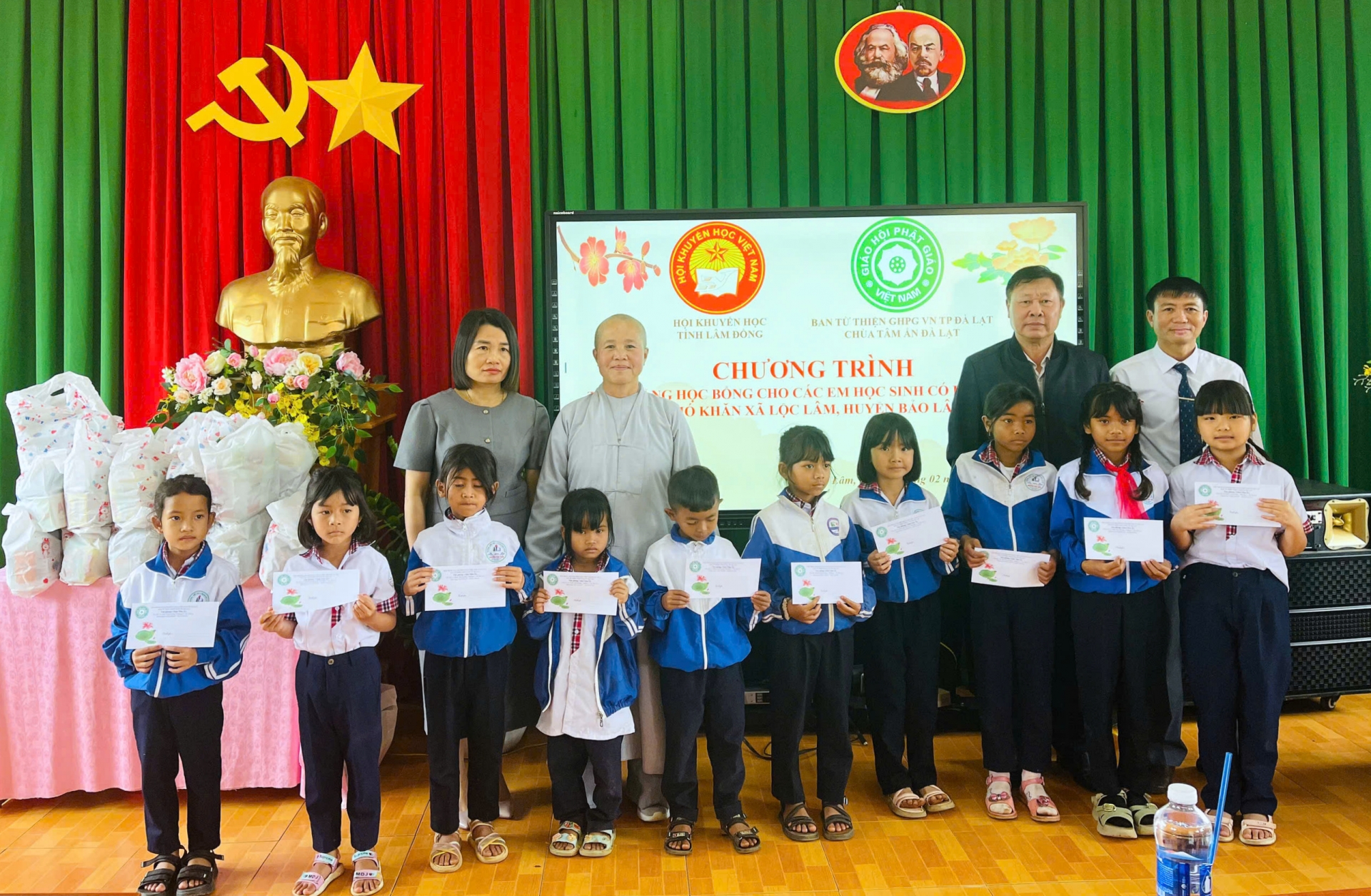Bảo Lâm: Trao học bổng và quà cho học sinh hiếu học