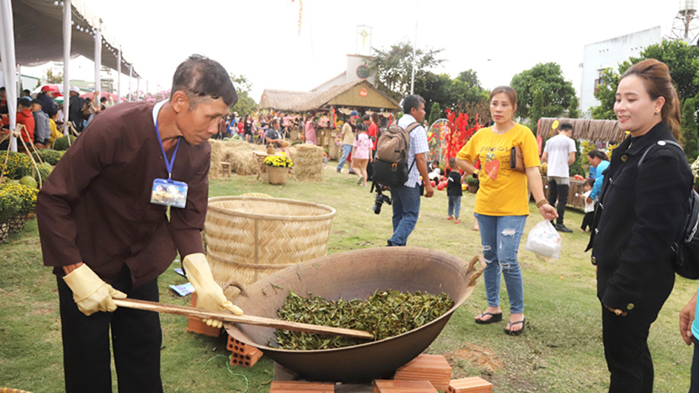 Chợ quê ngày Tết tặng người nghèo, học sinh khó khăn