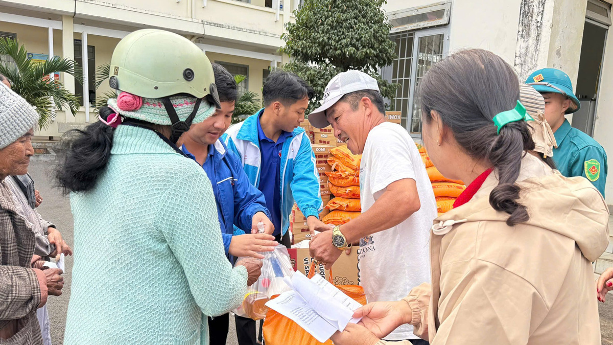 Đức Trọng: Đoàn xã Phú Hội vận động tài trợ trao 100 phần quà cho hộ nghèo, cận nghèo
