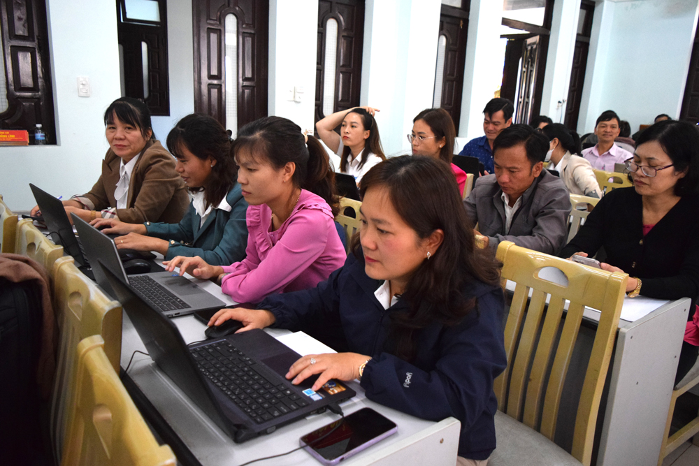 Đức Trọng: Tập huấn sử dụng phần mềm theo dõi tiến trình đại hội Đảng các cấp qua ứng dụng VneID