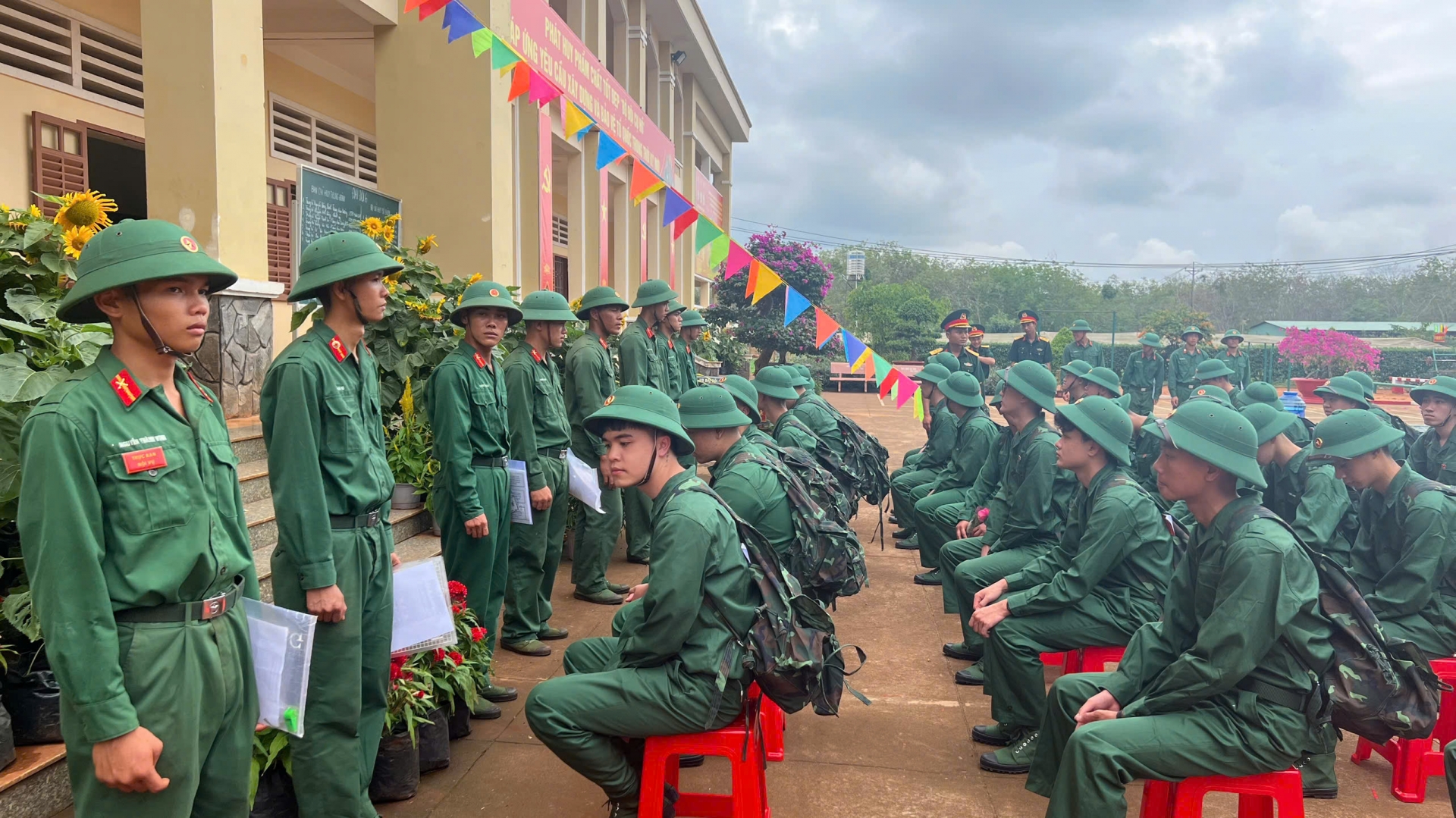 Lãnh đạo TP Đà Lạt động viên tân binh tại các đơn vị huấn luyên