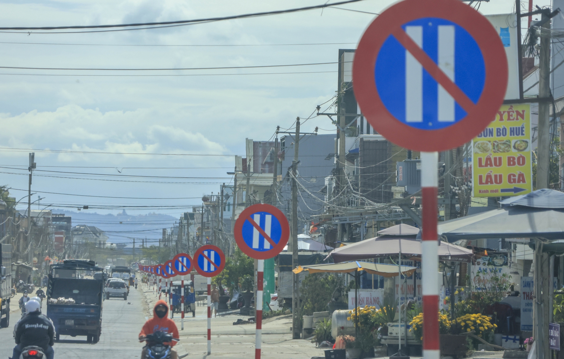 Đơn Dương: Tháo bớt biển báo cấm đậu xe ngày  chẵn trên Quốc lộ 27