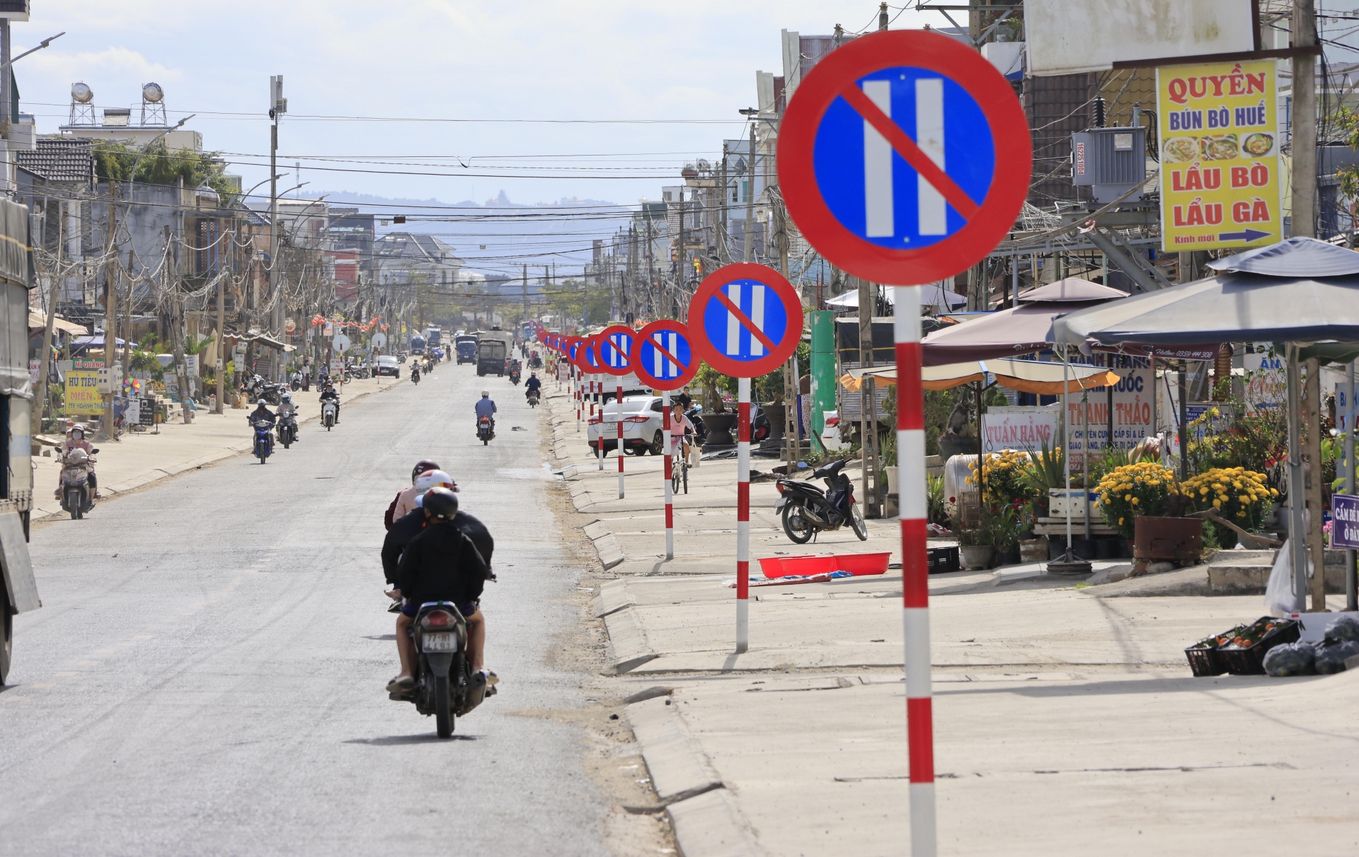 1 km đường gắn 23 biển cấm, người dân "dở khóc dở cười"