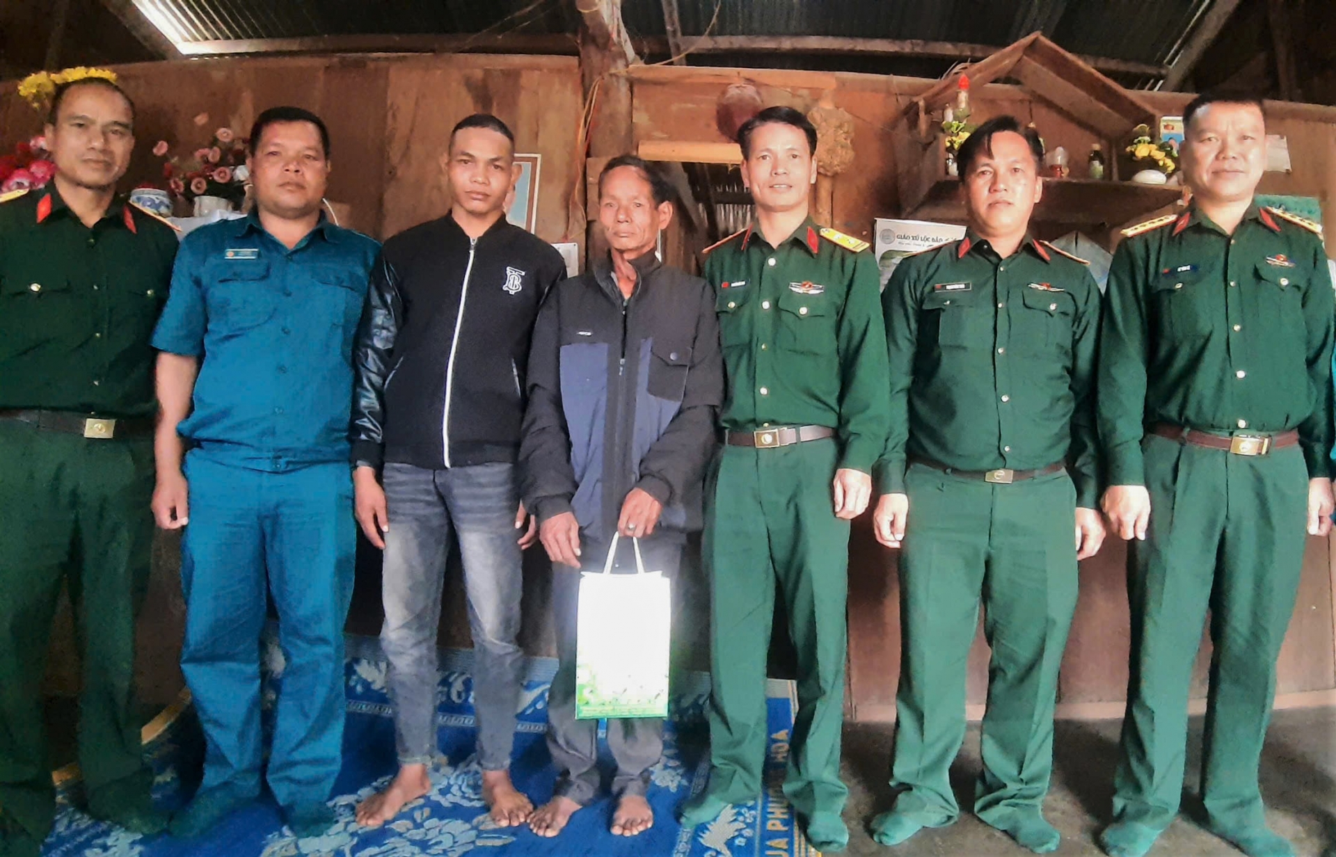 Chàng thanh niên đồng bào dân tộc thiểu số mồ côi mẹ tình nguyện lên đường nhập ngũ