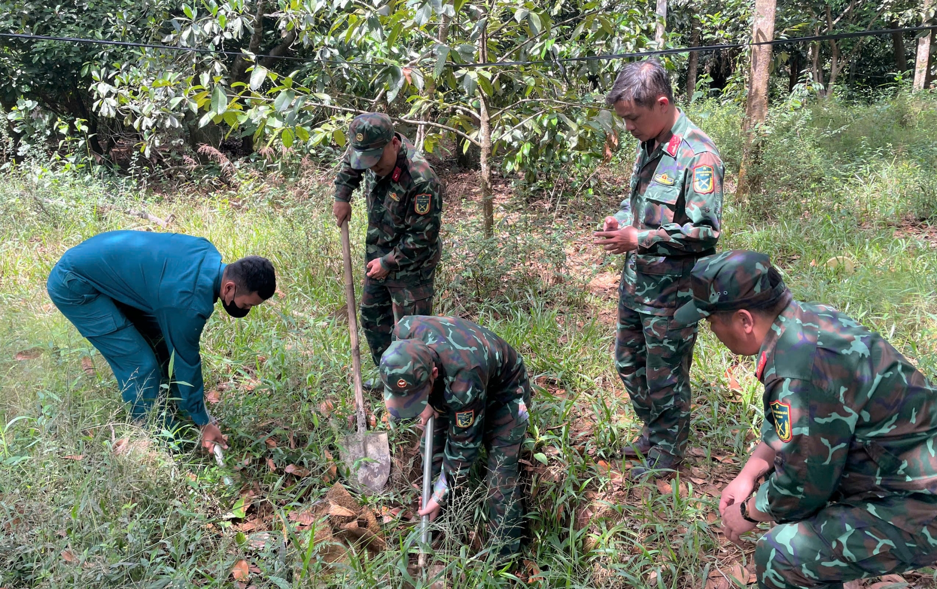 Đạ Huoai: Xử lý an toàn quả bom được người dân phát hiện