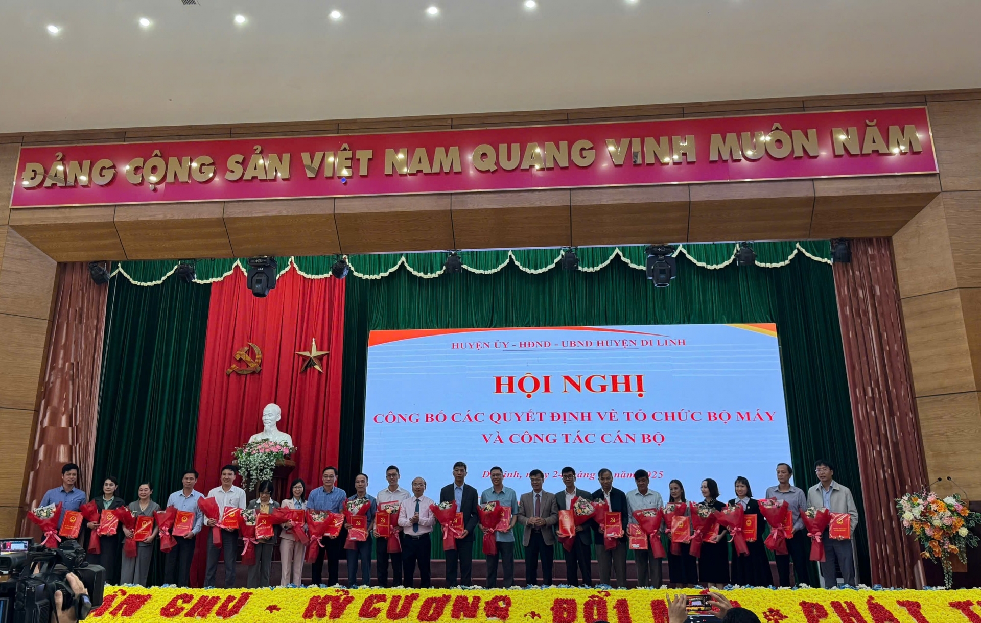 Di Linh: Công bố các quyết định về tổ chức bộ máy và công tác cán bộ