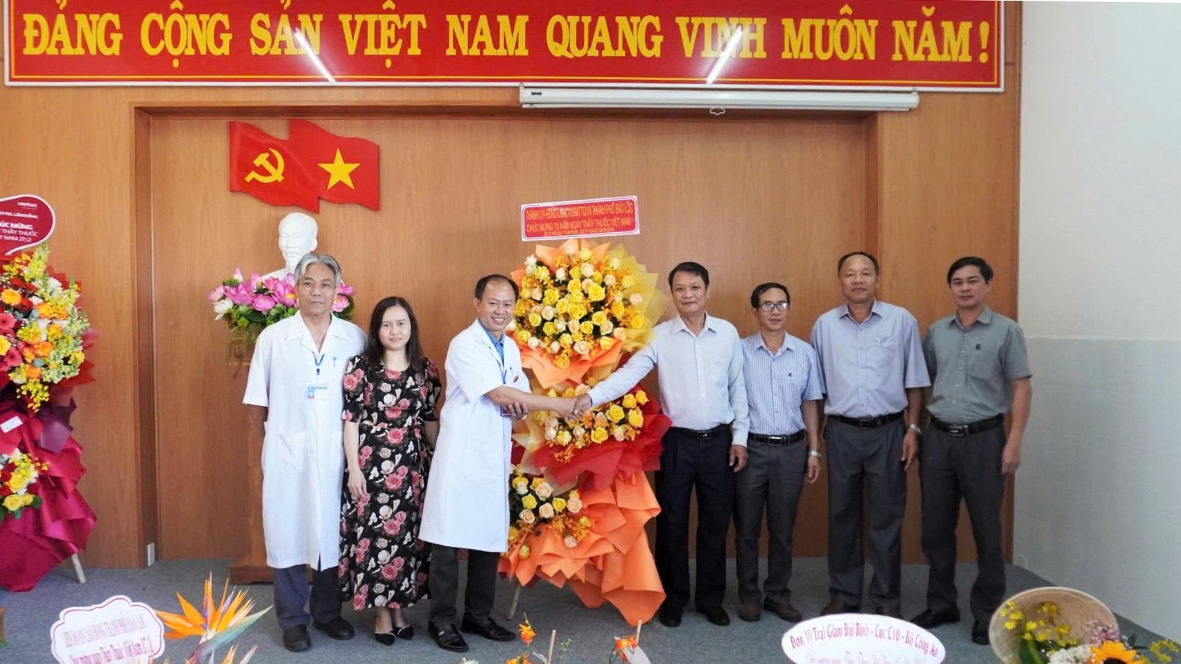 Lãnh đạo TP Bảo Lộc thăm, chúc mừng các đơn vị y tế nhân Ngày Thầy thuốc Việt Nam