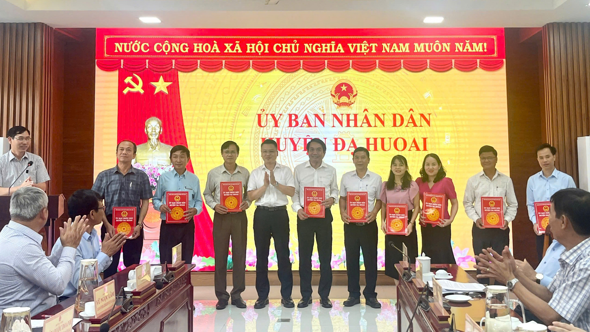 Đạ Huoai: Công bố các quyết định về tổ chức cán bộ sau sắp xếp, sáp nhập cơ quan chuyên môn