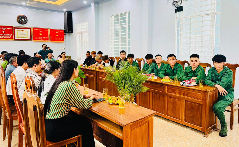 Đạ Huoai: Thăm, tặng quà, động viên thanh niên trước ngày nhập ngũ
