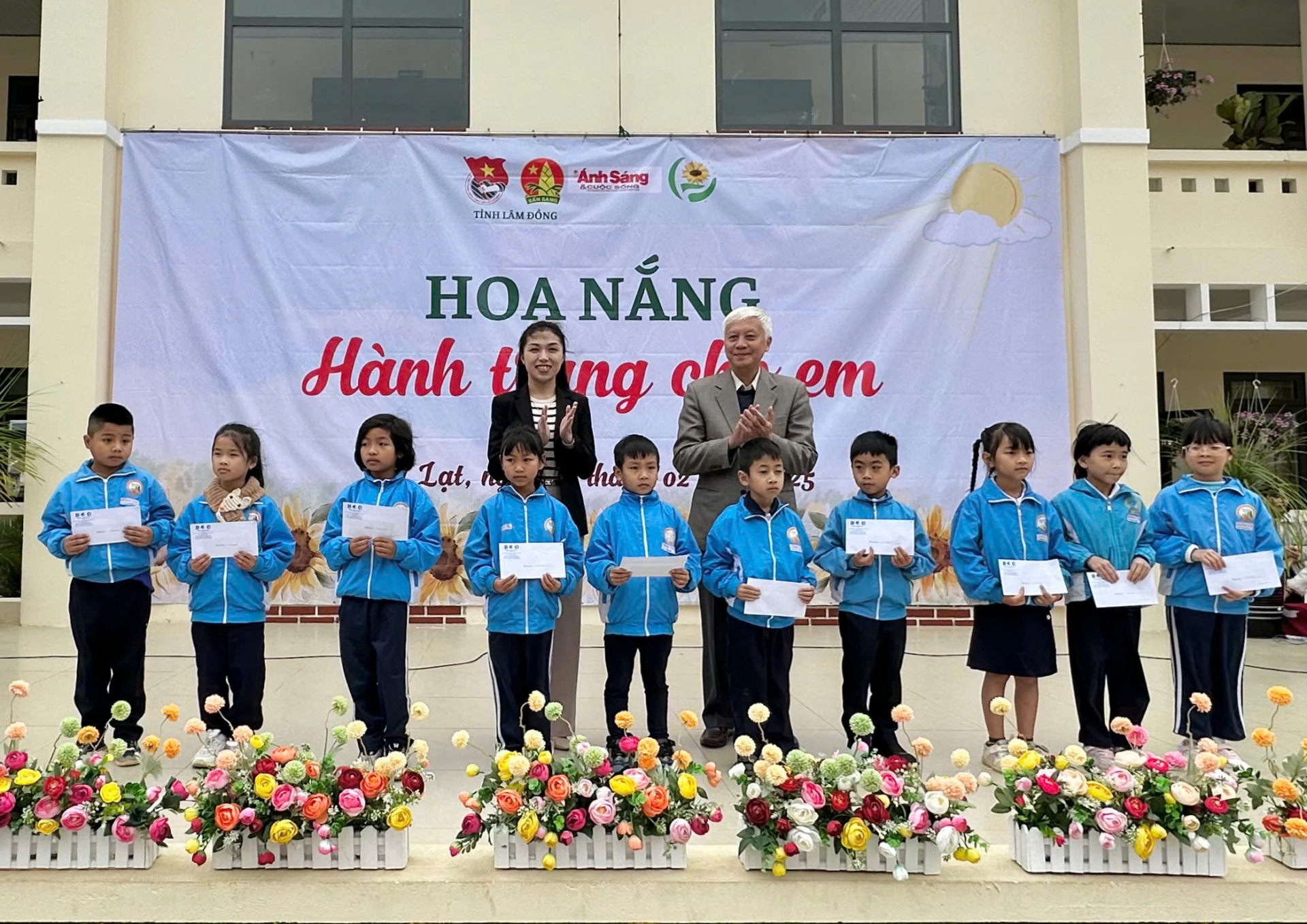 Chương trình Hoa nắng đến với học sinh khó khăn xã Xuân Thọ