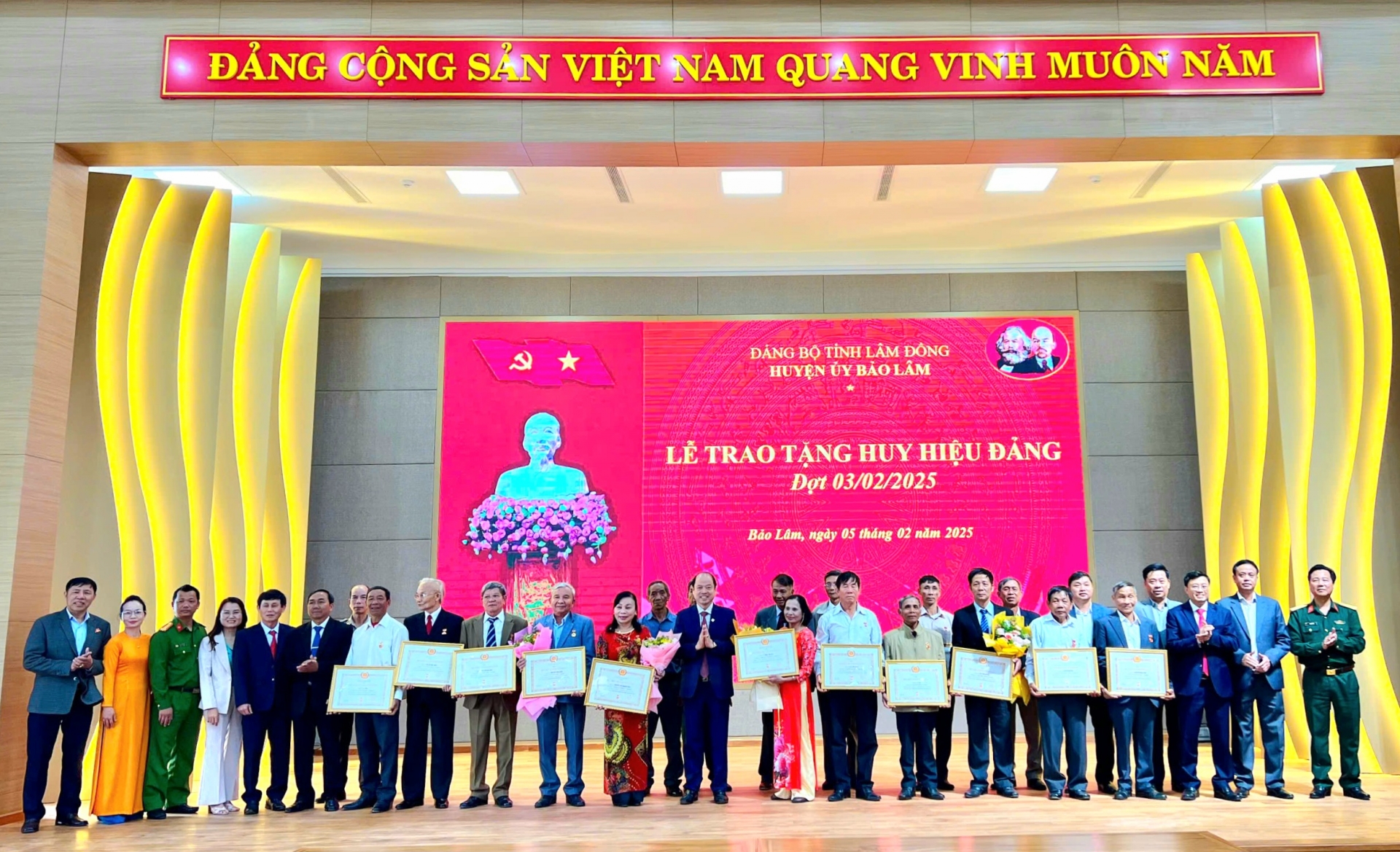 Bảo Lâm: Trao Huy hiệu Đảng đợt 3/2 cho 22 đảng viên