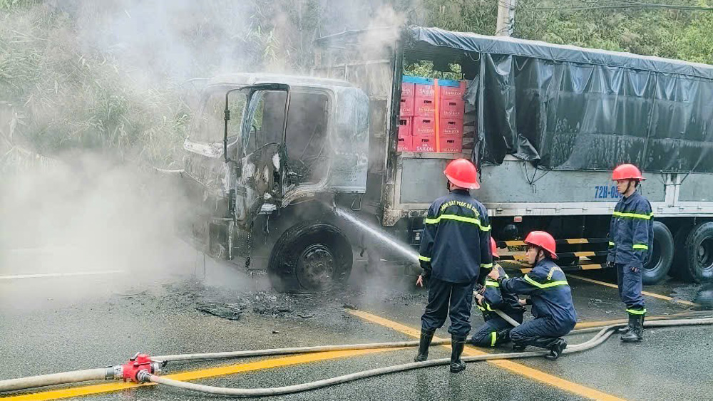 Xác minh nguyên nhân xe tải bốc cháy khi đang lưu thông trên đèo Mimosa