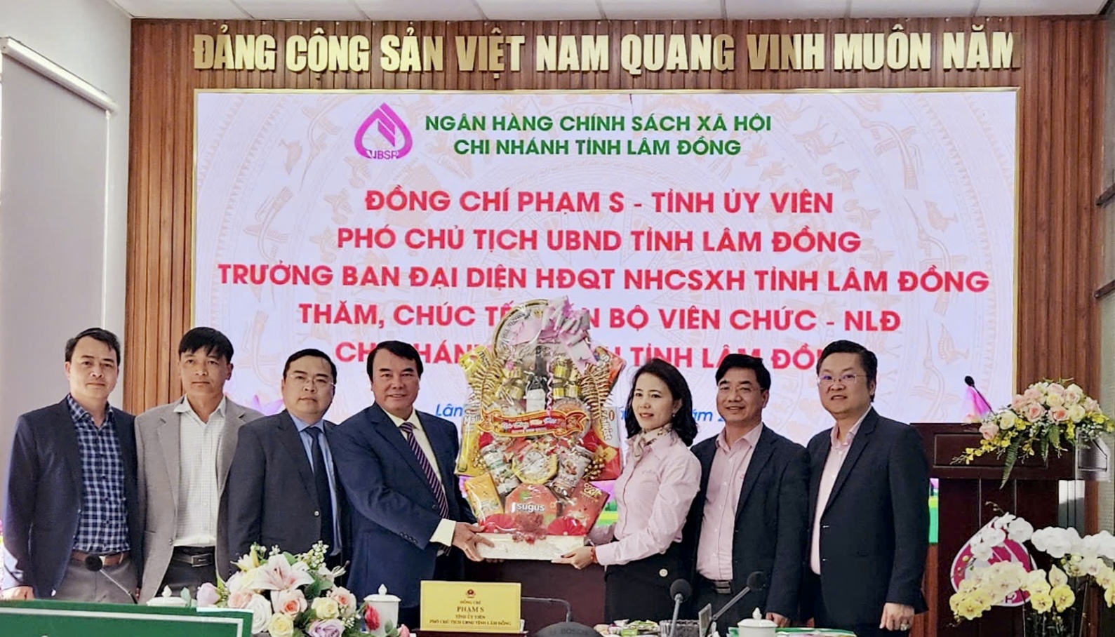 Phó Chủ tịch UBND tỉnh Phạm S thăm và chúc Tết Ngân hàng Chính sách xã hội chi nhánh tỉnh Lâm Đồng