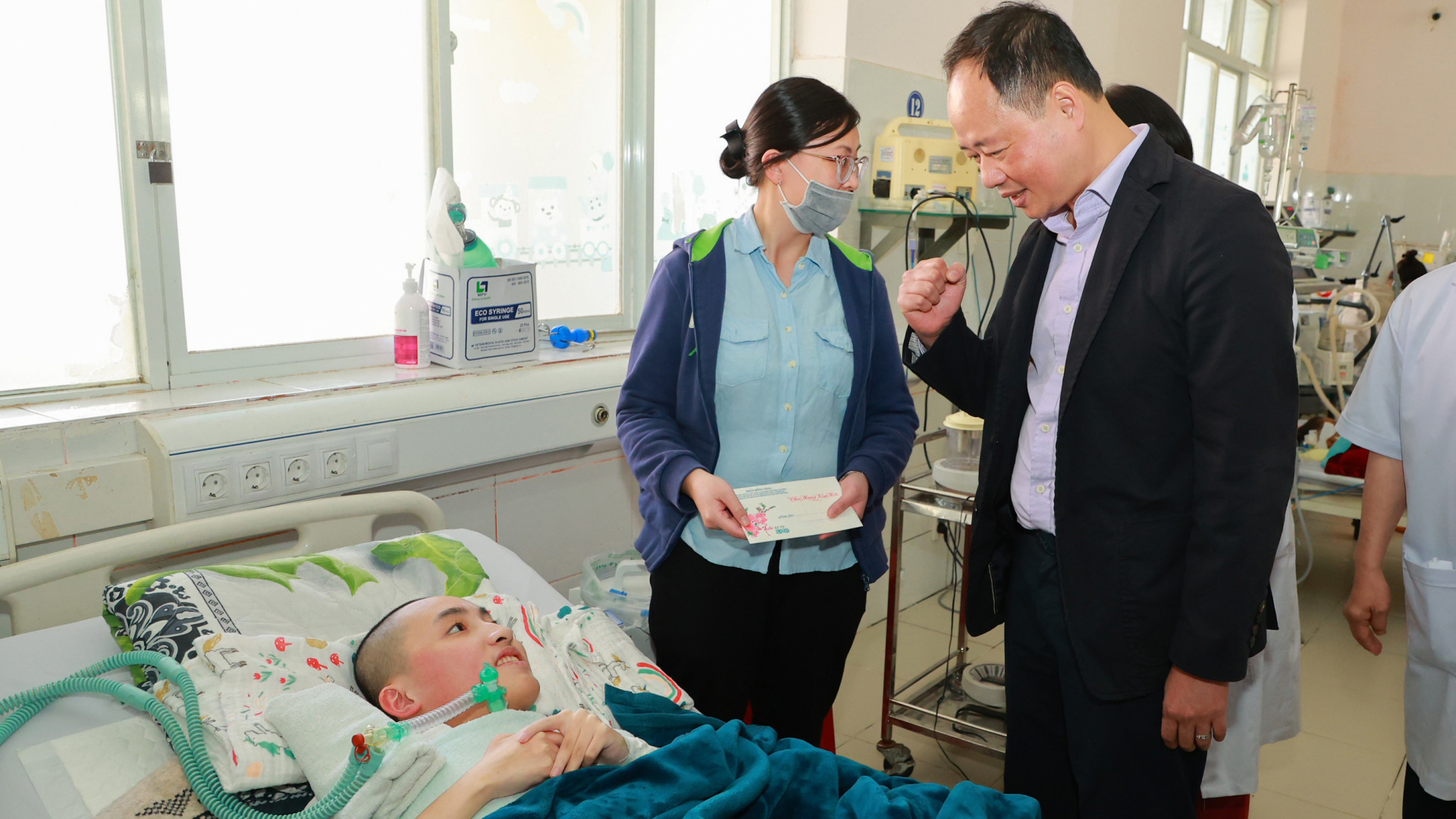 Chủ tịch UBND tỉnh Lâm Đồng thăm hỏi bệnh nhân khó khăn và lực lượng Công an, Quân đội nhân dịp Tết Ất Tỵ