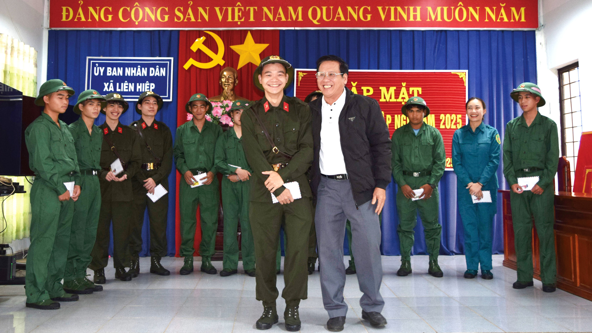 Bí thư chi bộ gương mẫu, hết lòng vì công việc