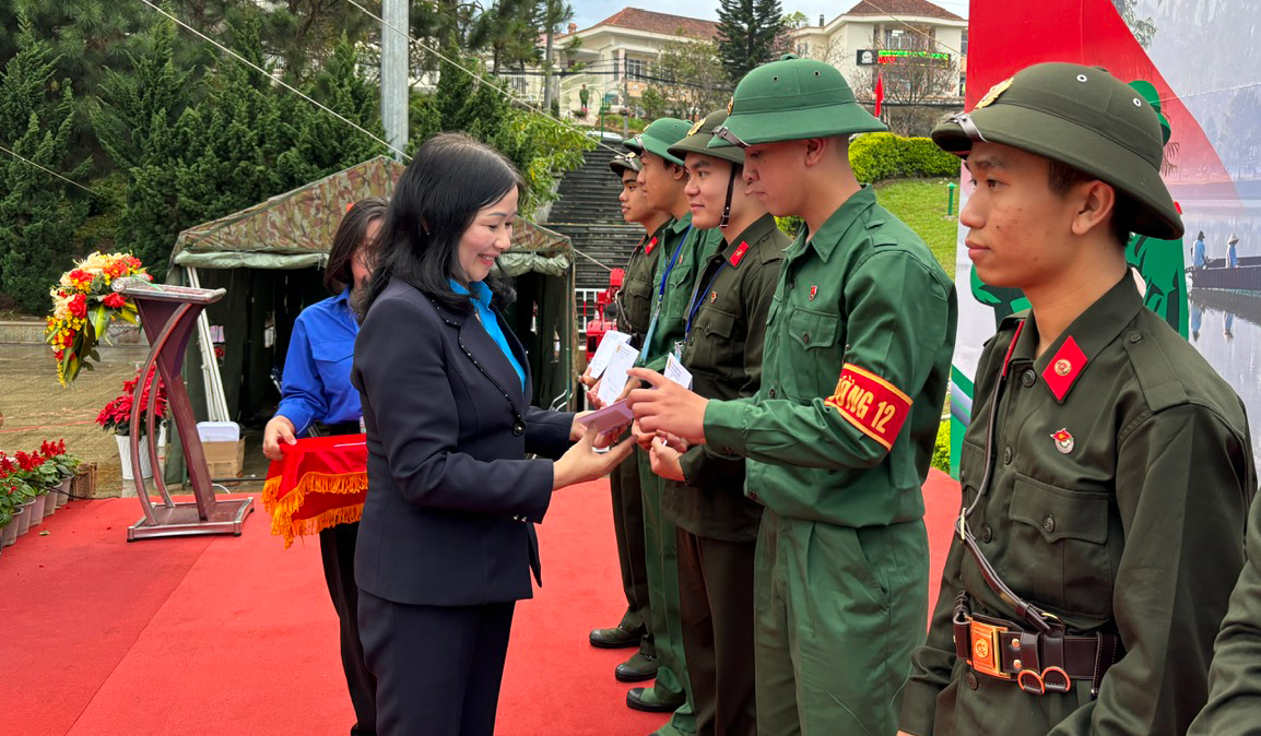 Liên đoàn Lao động tỉnh trao quà động viên đoàn viên Công đoàn nhập ngũ