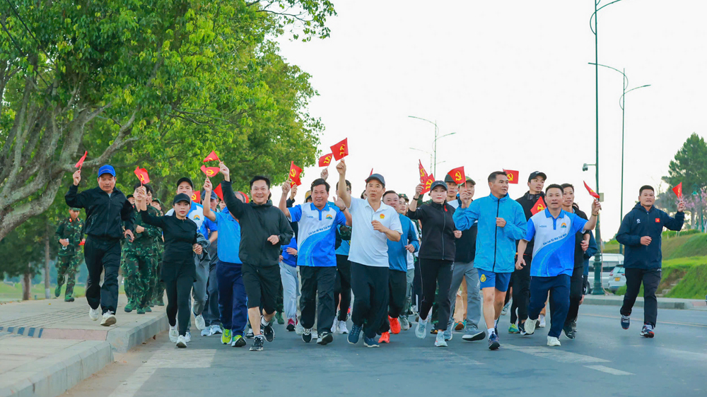 Chạy bộ ngày đầu năm, tạo khí thế thi đua lao động