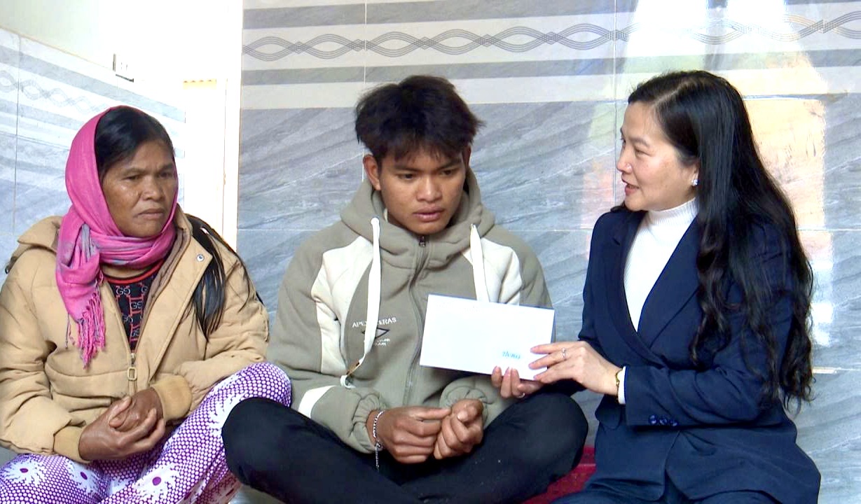 Lãnh đạo huyện Lạc Dương thăm, tặng quà, động viên thanh niên trước ngày nhập ngũ